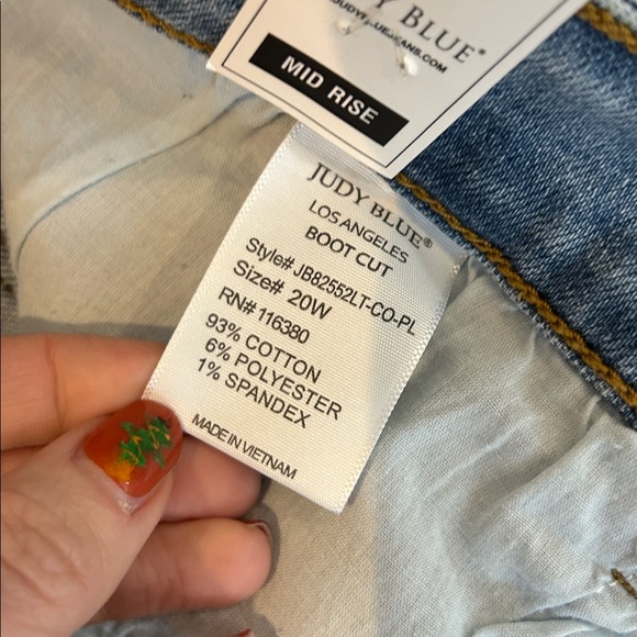 NWT Judy Blue Light Wash Slit Hem mid rise Bootcut SIZE 20W - Picture 11 of 12